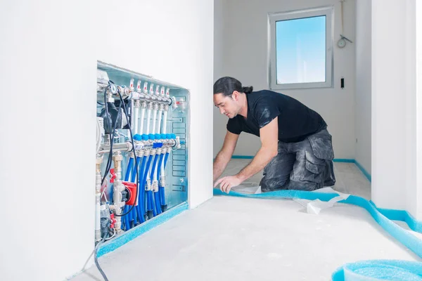 Mannelijke Werknemer Lijmen Rand Isolatie Strip Tijdens Huis Renovatie — Stockfoto