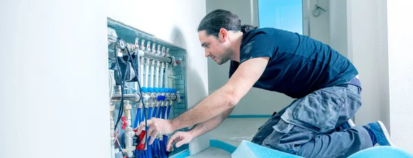 Trabalhador Masculino Reparando Sistema Aquecimento Piso Com Tubos Metal Isolados — Fotografia de Stock