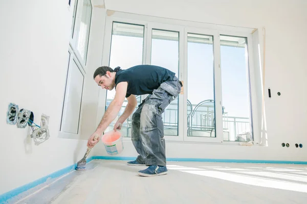 Vista Lateral Del Trabajador Poniendo Imprimación Con Rodillo Piso Hormigón — Foto de Stock