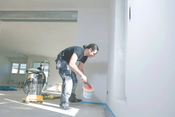 Lavoratore Mettendo Primer Con Rullo Sul Pavimento Cemento — Foto Stock
