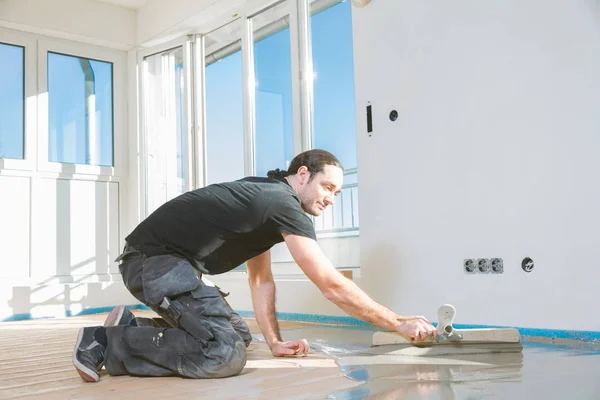 Estucador Trabalhando Com Argamassa Cimento Auto Nivelamento Durante Revestimento Piso — Fotografia de Stock