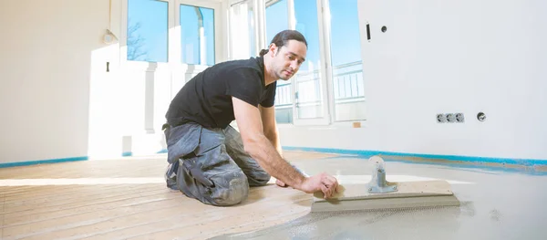 床材中に自己平準化セメントモルタルで働く石膏 — ストック写真