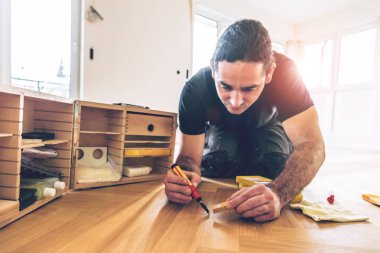 Ev yenileme sırasında erkek marangoz çalışma wity araçları.  