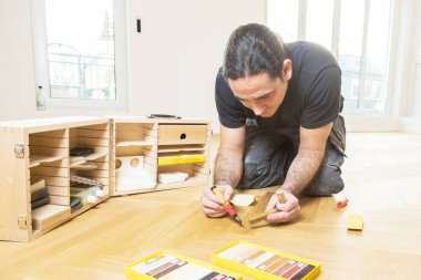 Erkek marangoz ev yenileme sırasında wity araçları çalışıyor. Onarım, bina ve ev konsepti