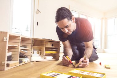 Erkek marangoz ev yenileme sırasında wity araçları çalışıyor. Onarım, bina ve ev konsepti