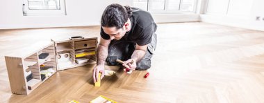 Ev yenileme sırasında erkek marangoz çalışma wity araçları. 