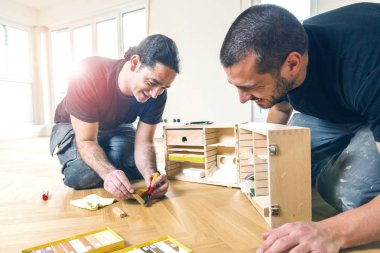 Profesyonel marangozlar ev tadilatı sırasında birlikte çalışıyorlar.