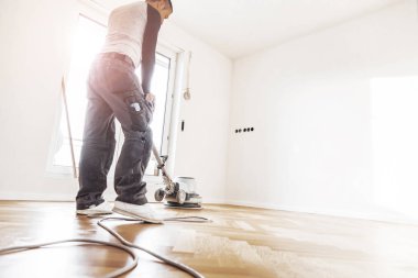 profesyonel marangoz vernikleme meşe parke zemin düşük açı görünümü 