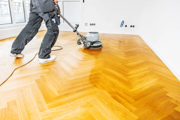 Giovane Uomo Verniciatura Pavimento Parquet Rovere Con Strumento — Foto Stock