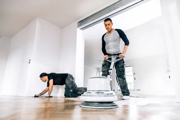 Homens Envernizando Piso Parquet Carvalho Durante Melhoria Casa — Fotografia de Stock