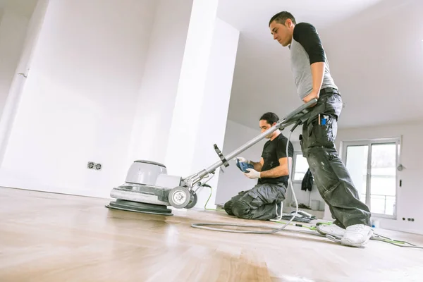 Uomini Verniciatura Pavimento Parquet Quercia Durante Miglioramento Della Casa — Foto Stock