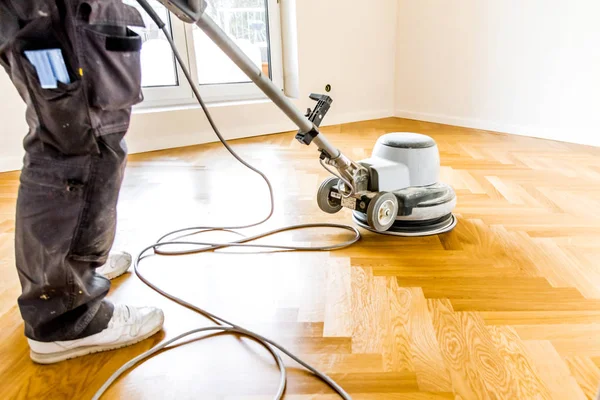 Giovane Uomo Verniciatura Pavimento Parquet Rovere Con Strumento — Foto Stock