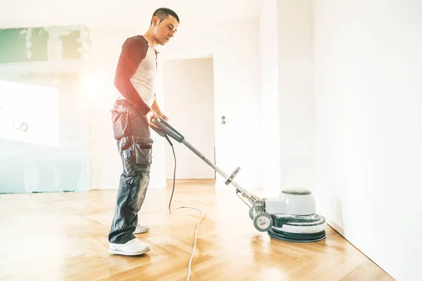 Homem Jovem Envernizando Piso Parquet Carvalho Com Ferramenta — Fotografia de Stock