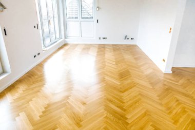 Ahşap zemin ve avize ile boş evin iç.