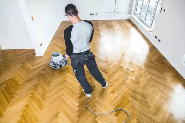 Giovane Uomo Verniciatura Pavimento Parquet Rovere Con Strumento — Foto Stock