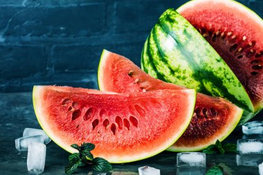 nane yaprakları ve gri yüzeyi ve tuğla duvar arka plan buz küpleri ile taze sulu karpuz