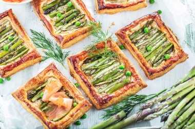 yeşil kuşkonmaz pizza otlar, somon ve mozzarella ile Üstten Görünüm 