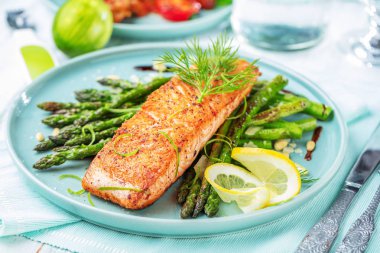lezzetli ızgara somon steak ve kuşkonmaz yakından görmek plaka üzerinde