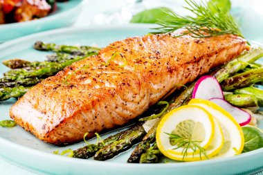 gurme ızgara somon steak ve kuşkonmaz yakından görmek plaka üzerinde 