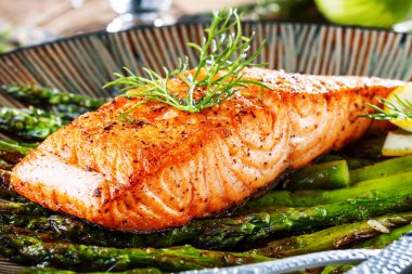 gurme ızgara somon steak ve kuşkonmaz yakından görmek plaka üzerinde