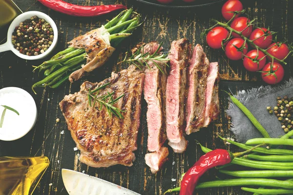 Vue Dessus Délicieux Steak Grillé Tranché Asperges Tomates Épices Sur — Photo