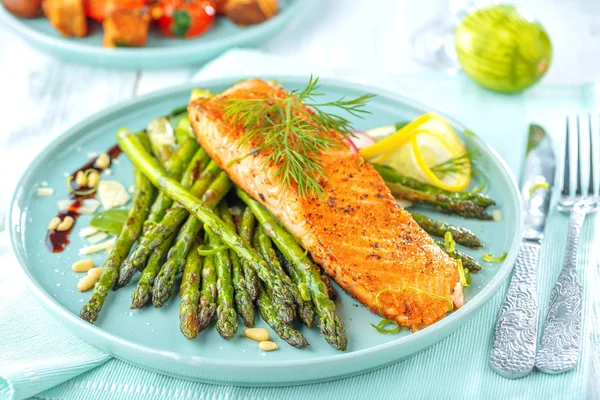 Närbild Läckra Grillad Lax Biff Och Sparris Tallrik — Stockfoto