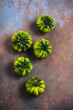 taze yeşil organik domates en iyi görünümü gri yüzey zemin üzerine