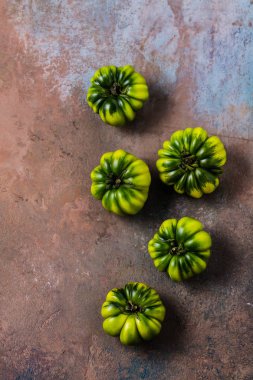 taze yeşil organik domates en iyi görünümü gri yüzey zemin üzerine