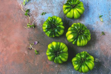 Üstten Görünüm taze yeşil organik domates ile gri yüzeye bırakır