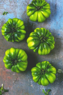 Üstten Görünüm taze yeşil organik domates ile gri yüzeye bırakır
