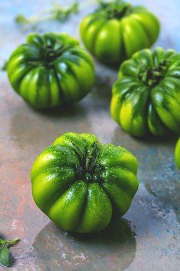 taze yeşil ıslak domates gri yüzeyi görmek