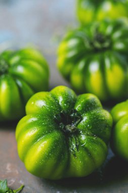 taze yeşil organik domates gri yüzeyi görmek