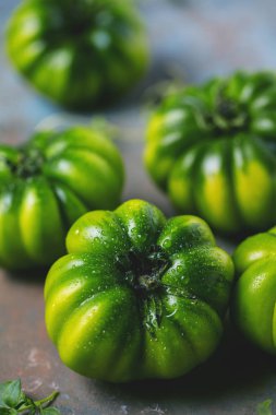 taze yeşil organik domates gri yüzeyi görmek