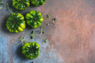 Bütün taze yeşil domates en iyi görünümü gri arka plan üzerinde