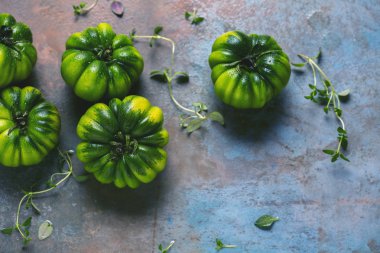 gri arka plan üzerinde bütün taze yeşil domates