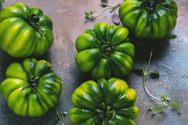 gri arka plan üzerinde bütün taze yeşil domates