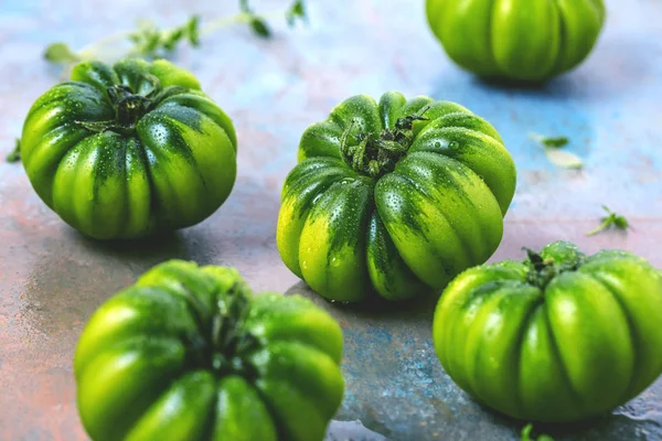 taze yeşil ıslak domates gri yüzeyi görmek