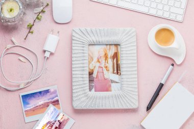 Klavyeli, bilgisayar fareli ve fotoğraflı yaratıcı çalışma alanının üst görünümü. düz yat