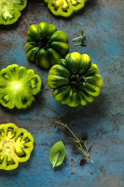 Tomates Verdes Frescos Fatiados Com Folhas Ervas Superfície Cinzenta — Fotografia de Stock