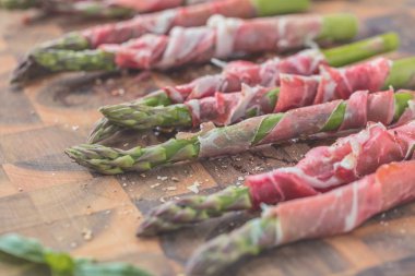 sağlıklı kuşkonmaz pastırma ahşap tahta üzerinde sarılı yakından görmek