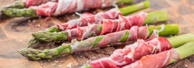 sağlıklı kuşkonmaz pastırma ahşap tahta üzerinde sarılı yakından görmek