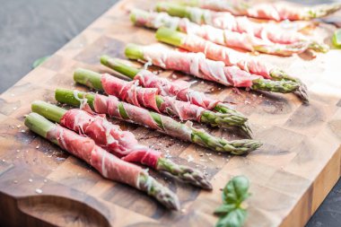 taze kuşkonmaz pastırma ve tuz ahşap tahta üzerinde sarılı yakından görmek