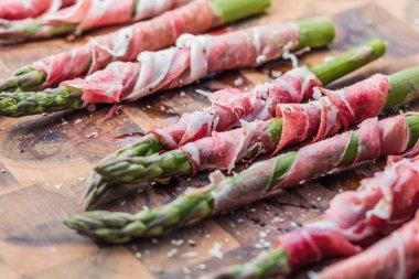 taze kuşkonmaz pastırma ve tuz ahşap tahta üzerinde sarılı yakından görmek