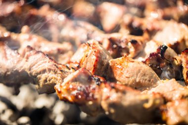 Açık kömür ızgarada pişirme lezzetli kebap yakından görmek  
