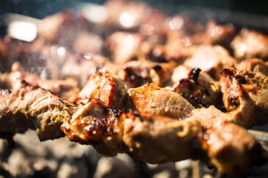 Açık kömür ızgarada pişirme lezzetli kebap yakından görmek  