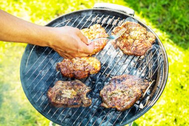 kırpılan atış kişinin açık kömür ızgarada biftek pişirme