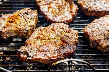 taze gurme biftek yakın görünümünü üzerinde kömür ızgara