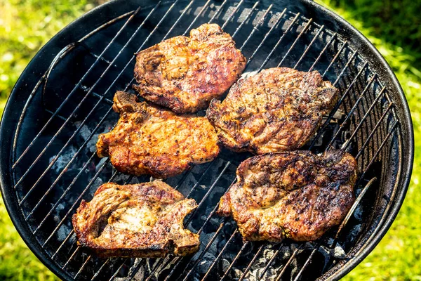 Primo Piano Vista Bistecche Gourmet Fresche Sulla Griglia Carbone — Foto Stock