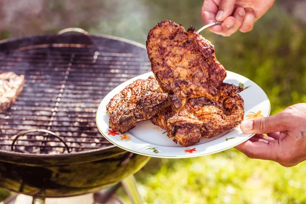 Bijgesneden Schot Van Persoon Holding Plaat Koken Steaks Houtskool Barbecue — Stockfoto