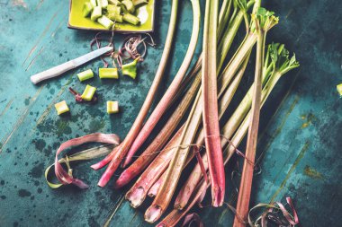 Tablo taze olgun organik ravent SAP ve bıçak Üstten Görünüm